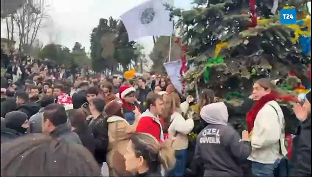 Yıldızlı ağacı süsleyen Yıldız Teknik Üniversite öğrencilerine muhafazakar öğrenci grubu müdahale etti