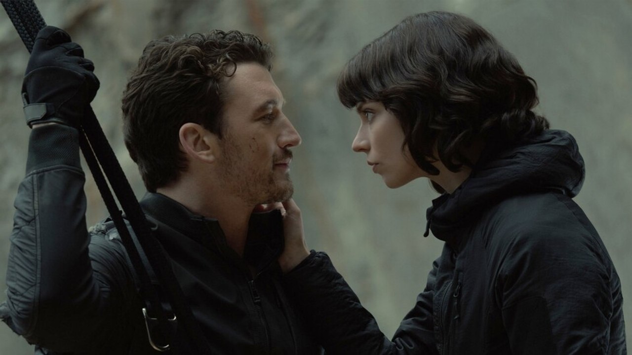 The Gorge: Im düsteren Action-Thriller kämpfen zwei Elite-Scharfschützen gegen das Ende der Welt