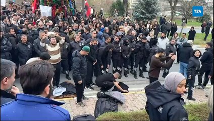Yıldız Teknik'te "yıldızlı ağacı" süsleyen öğrencilere "namazlı" protesto