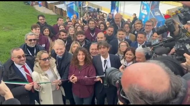 Il taglio nastro con Arianna Meloni dà l'avvio ufficiale ad Atreju