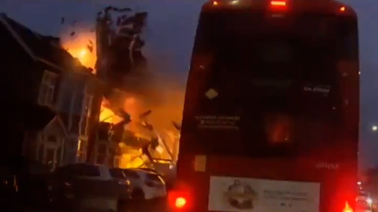 Une explosion impressionnante souffle une maison à Londres