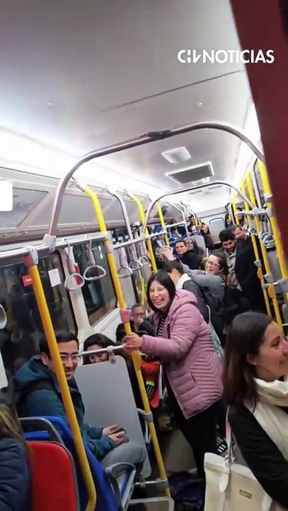 Conductor habilita su bus como karaoke
