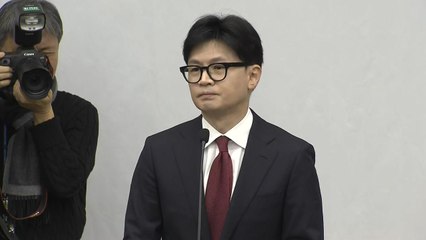 한동훈 '탄핵 찬성' 발언에 아수라장 된 의총장..."대표 사퇴하세요!" / YTN