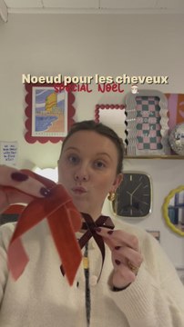 Un beau noeud papillon en barrette pour Noel ca vous dit ? Ca prend 30sec et ca fera toute la tenue ✨