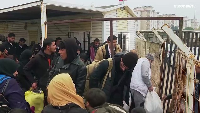 لاجئون سوريون يعبرون الحدود التركية إلى سوريا بعد سقوط نظام الأسد