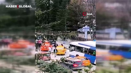 Yol ortasında gerginlik: Taksici otobüs şoförü ile tartıştı