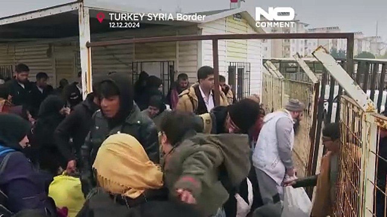 I Siriani tornano nel Paese dalla Turchia dopo la caduta di Assad