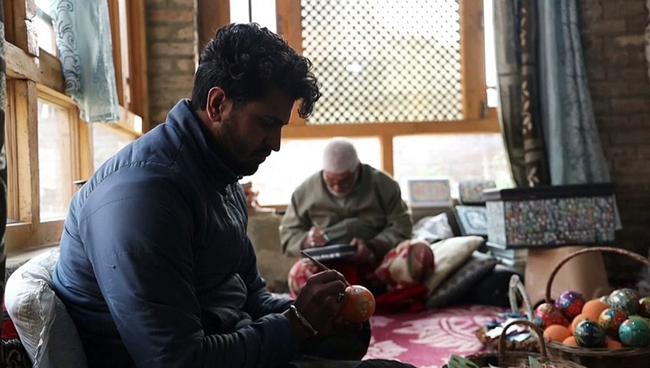 Mistura de tradições nas decorações natalinas de artesãos da Caxemira