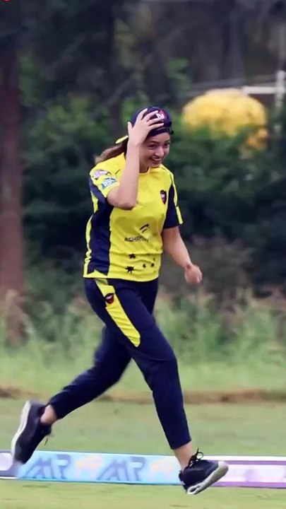 beautiful woman cricketer
