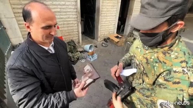 A Damasco membri del partito Baath consegnano le armi ai ribelli