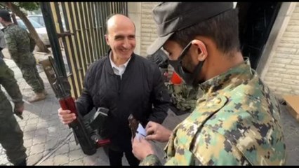 A Damasco membri del partito Baath consegnano le armi ai ribelli