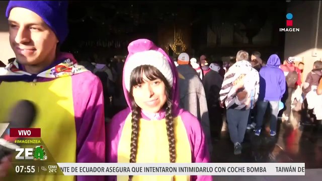 Jóvenes visitan la Basílica de Guadalupe para festejar a la Virgen de Guadalupe