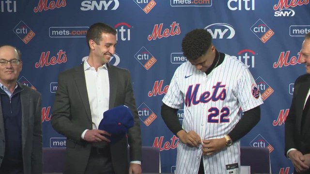 Juan Soto rocks the New York Mets jersey and cap