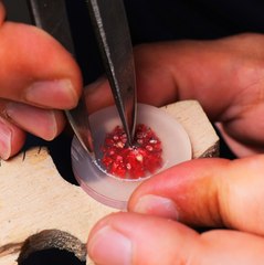 Simple and beautiful earrings made by pouring epoxy on a flower! 🌹