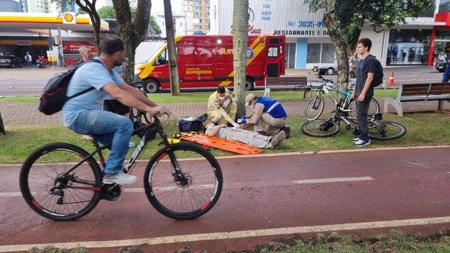 Ciclistas colidem na ciclovia da Avenida Brasil e um deles fratura o braço