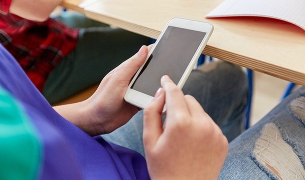 Comissão de Constituição e Justiça da Câmara aprova projeto que proíbe celulares em escolas