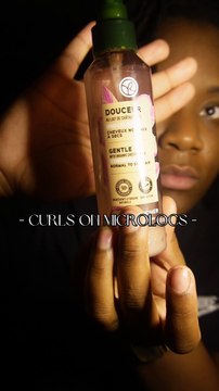 ✨ Tu en as marre de porter tes microlocs lisses ? 😩 Essaie cette technique de boucles SANS chaleur 🔥❌ ! 💡 Astuce : Plus LONGTEMPS tu laisses la coiffure, plus tes BOUCLES seront DÉFINIES et magnifiques 😍.