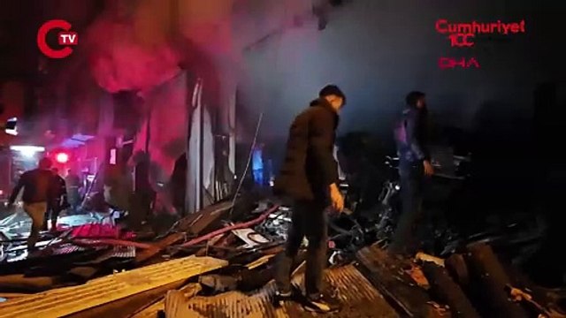 Adana'da depo yangını... Ekipler zamana karşı yarıştı