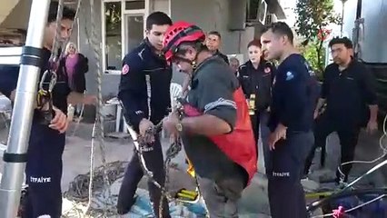 Dinamodaki arızayı gidermek için girdiği kuyuda mahsur kaldı