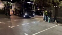 La afición del Valencia increpa a sus jugadores a su llegada a Manises tras perder en Valladolid