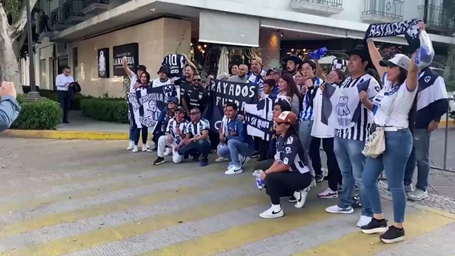 Afición de Monterrey despide a los Rayados del hotel de concentración previo a la Final de la Liga MX contra América