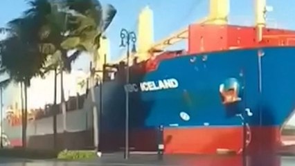 Fuertes vientos arrastran barco al malecón de Veracruz