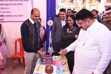 First Anniversary  : सरकार की पहली वर्षगांठ: प्रभारी मंत्री ने काटा बाजरे का केक; दिया ' वोकल फाॅर लोकल ' का संदेश