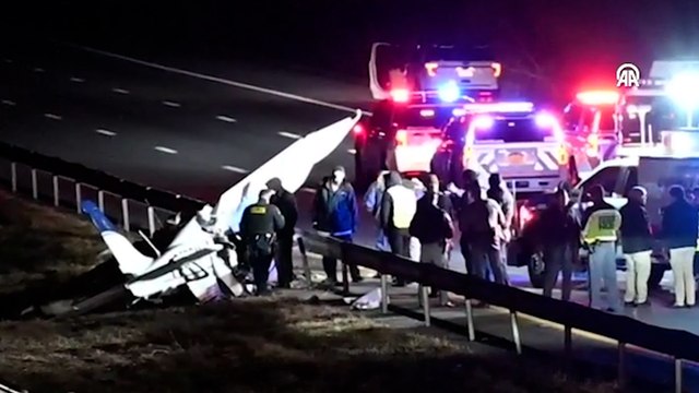 ABD'de tek motorlu uçak otoyola düştü