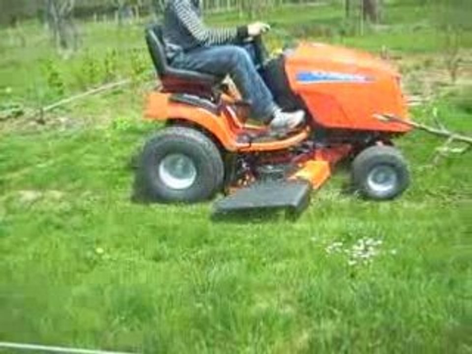 Regis passe la tondeuse