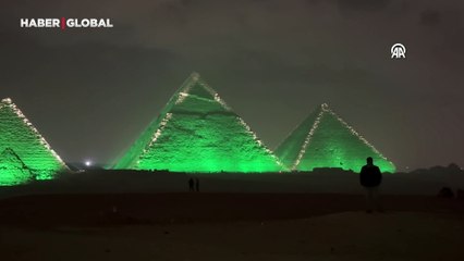 Mısır'daki Giza piramitleri ışıklandırıldı