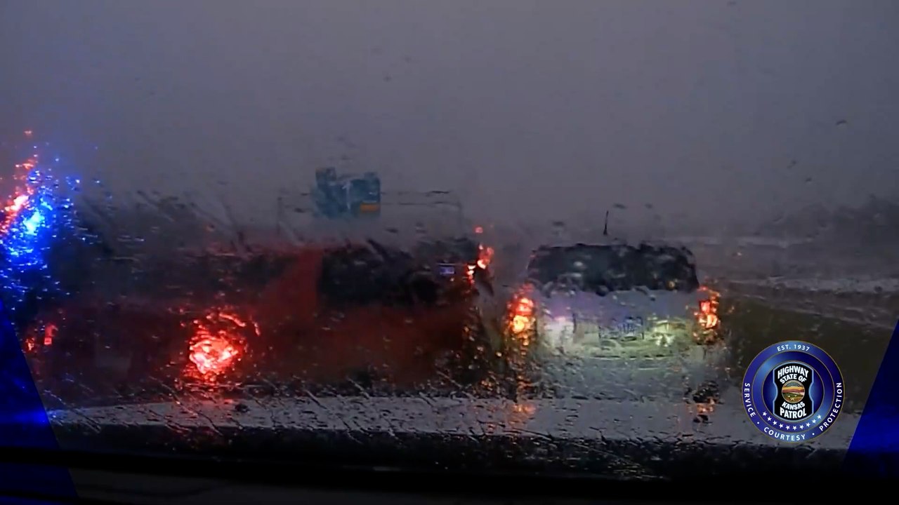 Auto prallt in Polizeifahrzeuge, nachdem es während eines Schneesturms die Kontrolle verloren hat