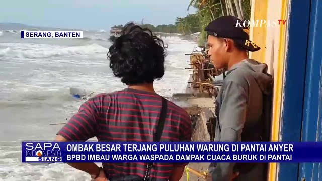 Ombak Besar Terjang Puluhan Warung di Pantai Anyer