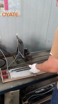 Power-on test：the worker is testing the infrared carbon fiber heat lamps 1800w