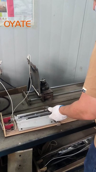 Power-on test：the worker is testing the infrared carbon fiber heat lamps 1800w