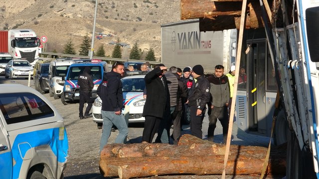 Halk otobüsü önce polis aracına sonra kamyona çarptı: Yaralılar var