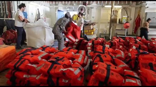 Migranti, Geo Barents lascia Mediterraneo centrale: leggi assurde