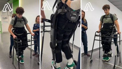 Marc Roma, hijo de Nani Roma, vuelve a caminar con un exoesqueleto