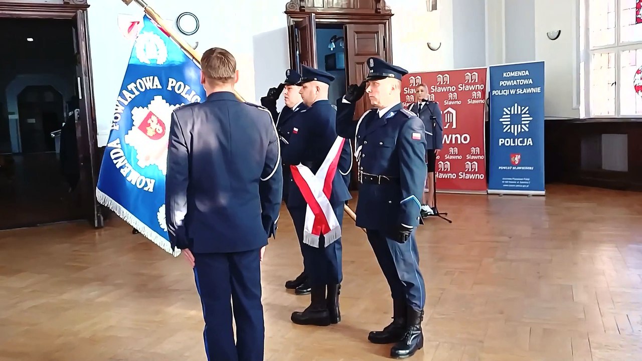 Nowy komendant policji w Sławnie wita się ze sztandarem KPP Sławno