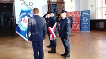 Nowy komendant policji w Sławnie wita się ze sztandarem KPP Sławno