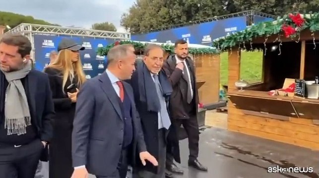 Il presidente del Senato Ignazio La Russa fra i selfie al Atreju