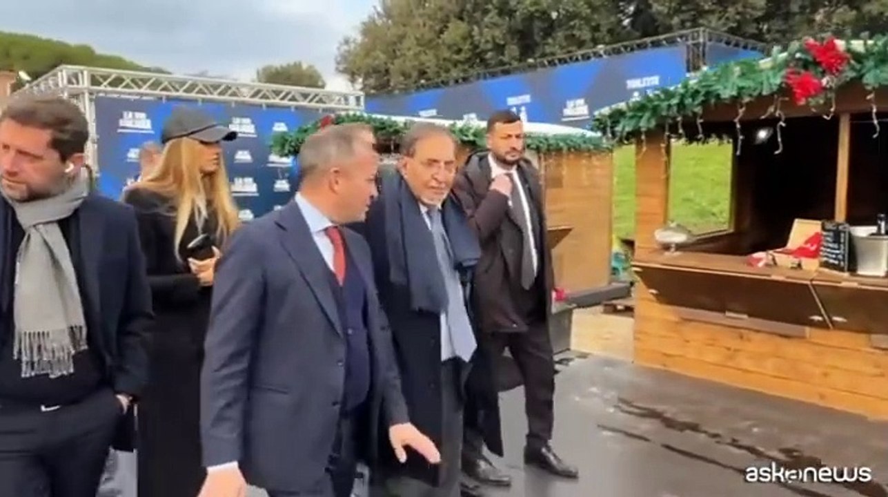 Il presidente del Senato Ignazio La Russa fra i selfie al Atreju