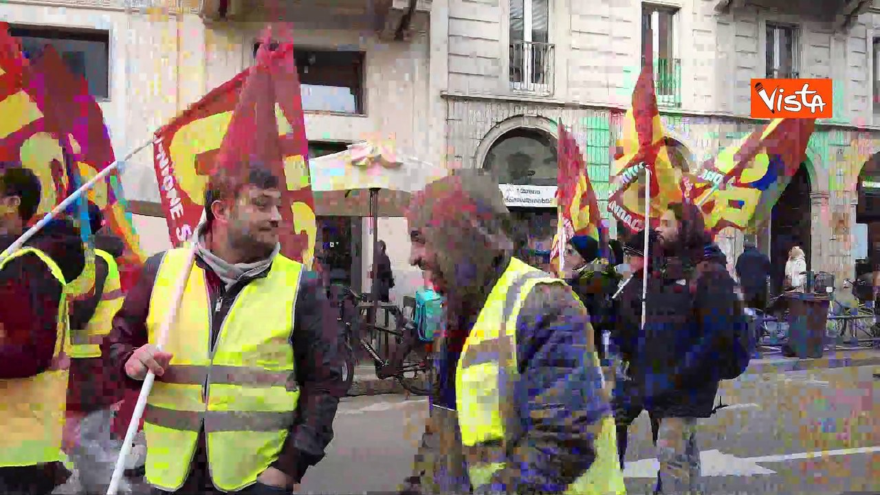 Corteo dei lavoratori USB a Milano per chiedere salari pi? alti e lavoro pi? dignitoso
