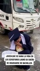 VIDEO: ¡Logró ser bachiller! Joven que se gana la vida en los semáforos se graduó