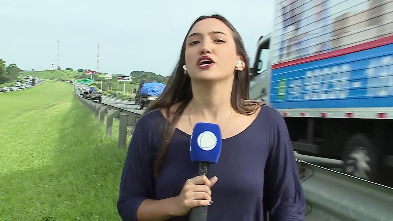 Carreta pega fogo na Rodovia dos Bandeirantes e deixa trânsito lento