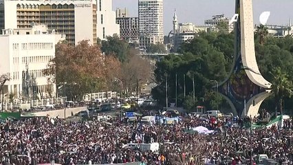 سوريون يحتشدون للاحتفال "بانتصار الثورة"