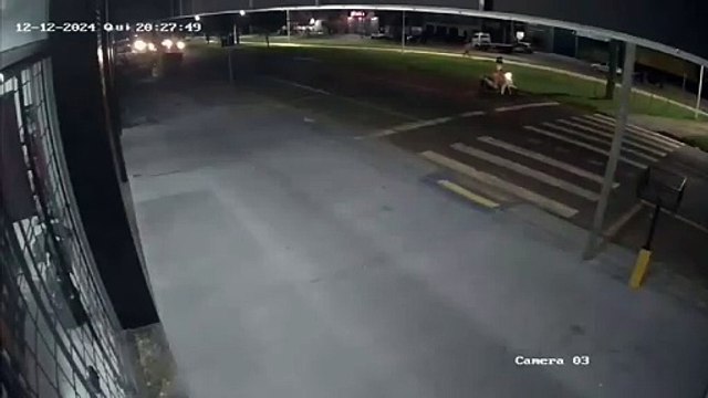Vídeo mostra motociclista sendo atingida por carro na avenida Ângelo Moreira da Fonseca