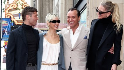 Un emocionado Jude Law recibe ansiada su estrella en el Paseo de la fama junto a su familia