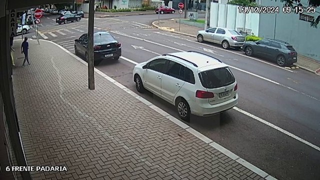 Câmera flagra acidente que deixou mulher ferida no cruzamento da Vicente Machado com a Mato Grosso