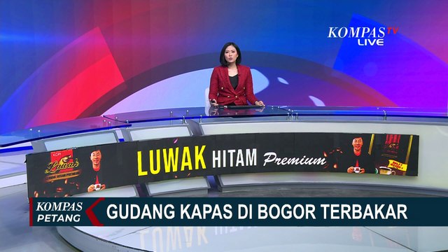 Usaha Damkar Padamkan Kebakaran Gudang Kapas di Bogor