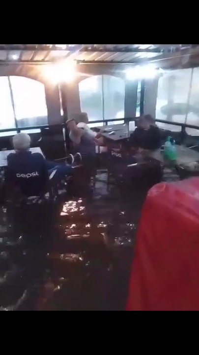 Balcarce: fuertes tormentas causaron estragos con varios autos bajo agua